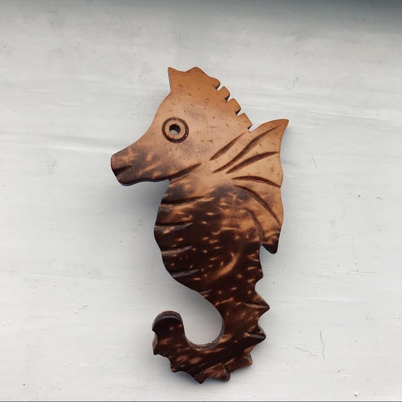 Vintage Wood Seahorse Brooch - Picture 3 of 4